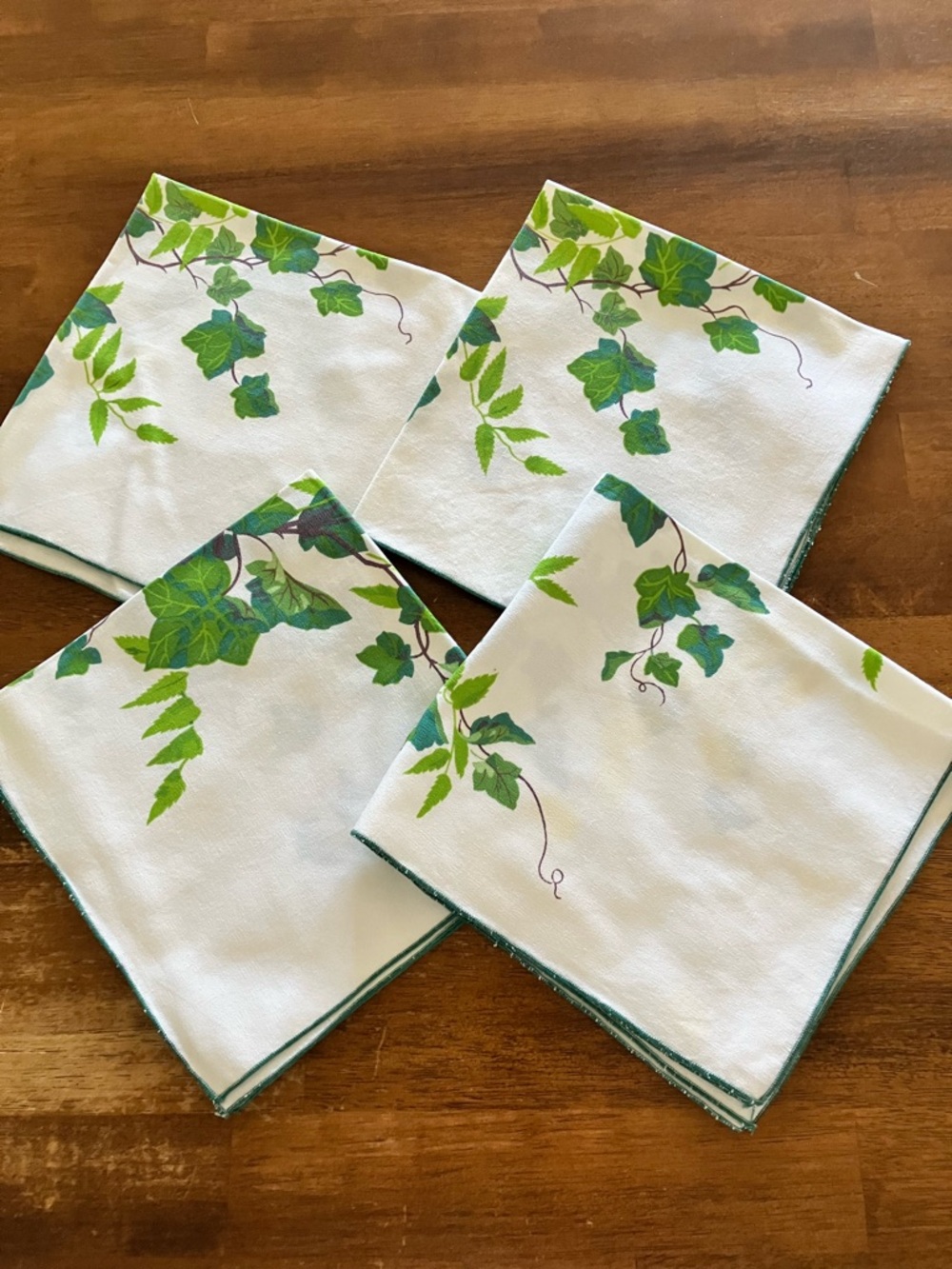 White Vintage Ivy design Tablecloth with Four Napkins